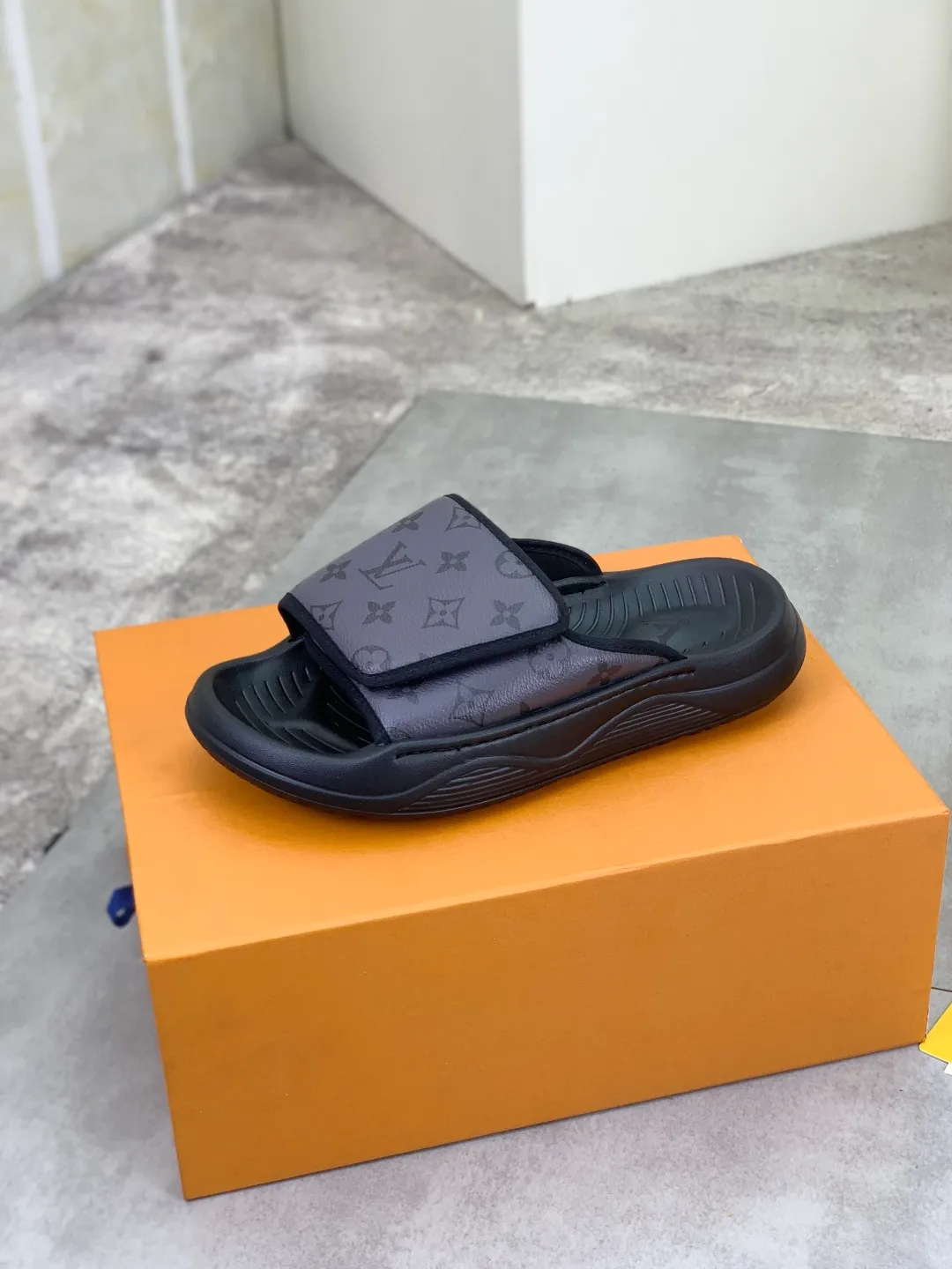 Men's shoes 💰P320💰【New style】🆘 Original quality 【LOUIS VUITTON】The popular Louis Vuitton LV men's slippers on the official website are on sale simultaneously! Original fabric imported from Italy. Original bottom provided by the original factory. Number of yards: 38-44 (customized to 45). Multiple colors to choose from. Fully packaged drawer box.